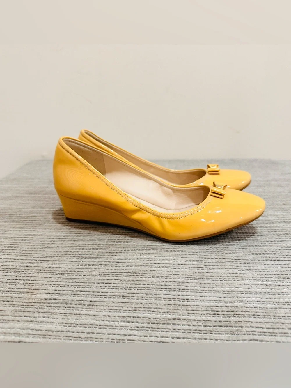 Cole Haan Tali Yellow Patent Leather Wedge Pumps Bow Accent Women's Size 7B